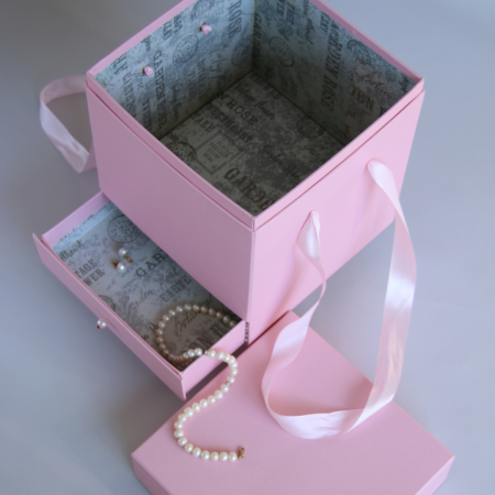 Коробка квадратная с отделение Нежно-розовая